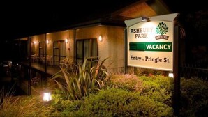 A motel sign indicating a vacancy, with an entrance via Pringle St.