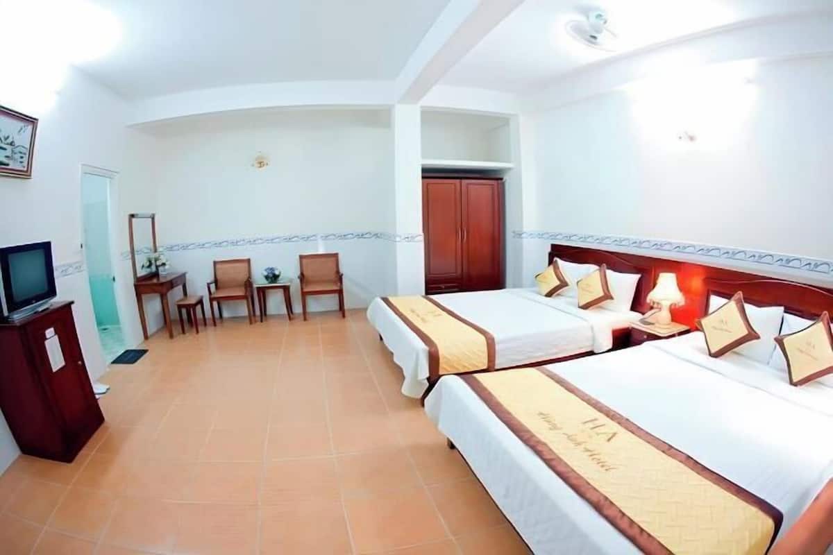 Minibar, desk, free WiFi