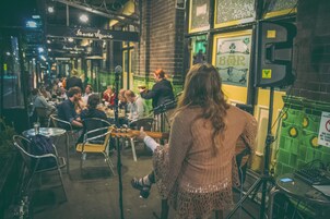 朝食、ランチ、ディナーに営業