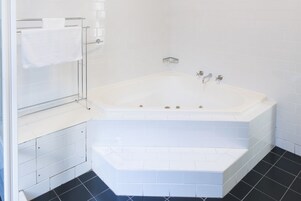 Ilmaiset hygieniatuotteet, hiustenkuivaaja, pyyhkeet