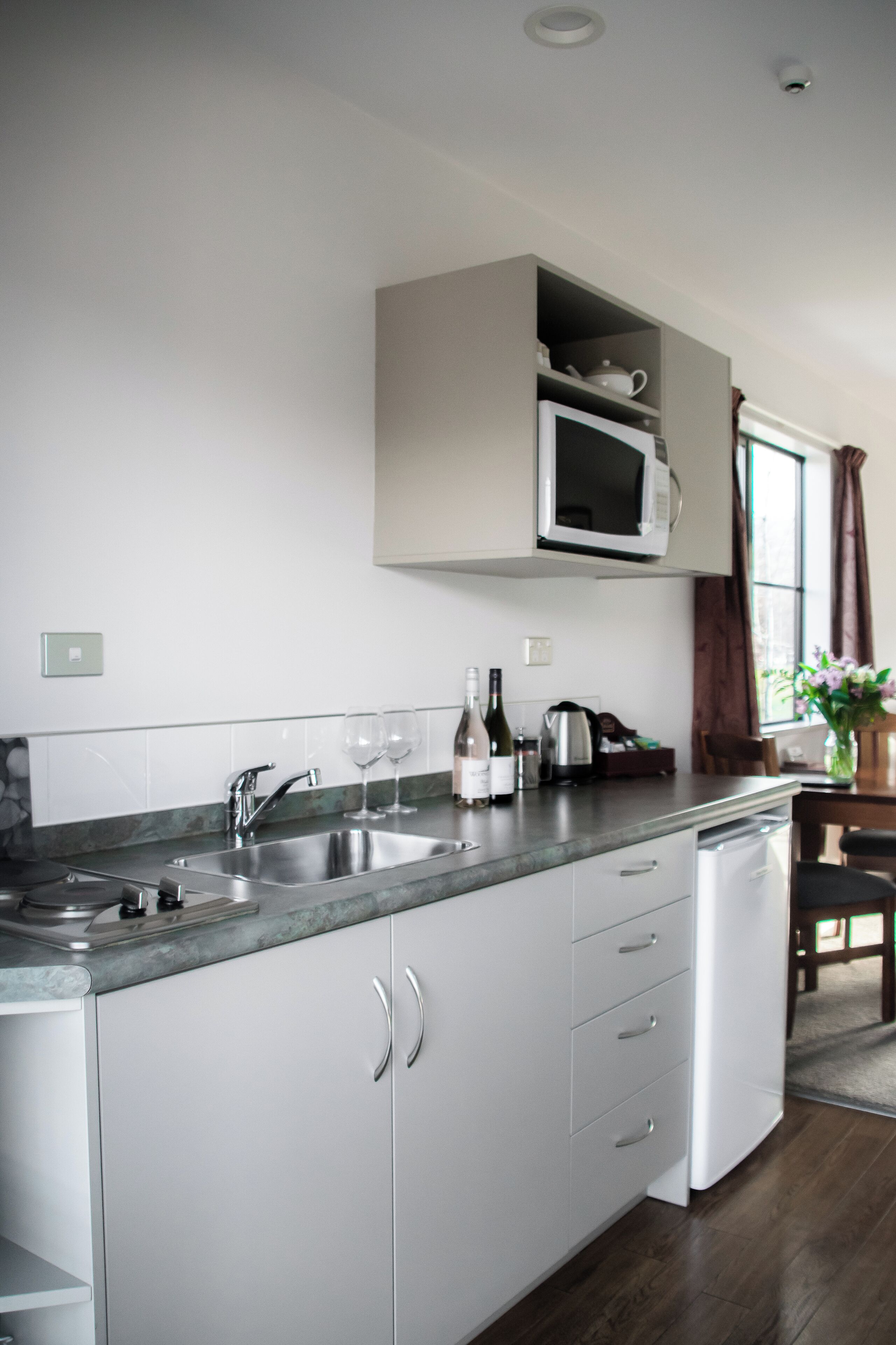 Standard Studio - King Upstairs | 専用キッチン | 冷蔵庫、電子レンジ、コンロ、コーヒー / ティーメーカー