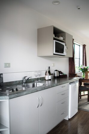 Standard Studio - King Upstairs | Cuisine privée | Réfrigérateur, four à micro-ondes, surface de cuisson, cafetière-théière