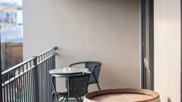 Standard Studio - King Upstairs | Terrace/patio