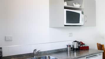 Deluxe Access - King | Cozinha privada | Geladeira, micro-ondas, cooktop, cafeteira/chaleira