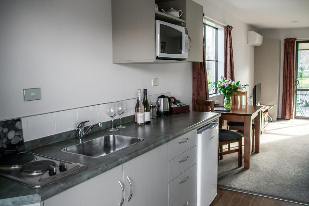 Deluxe Studio - King | Private kitchen
