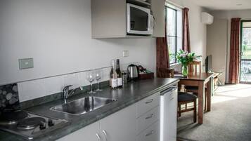 Deluxe Studio - King | Private kitchen
