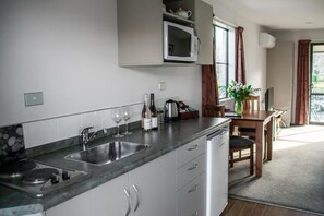 Deluxe Studio - King | Private kitchen | Fridge, microwave, stovetop, coffee/tea maker - Carrick Lodge Motel (Cromwell)