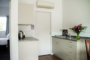 Family Unit - Queen & 2 singles | Private kitchen | Fridge, microwave, stovetop, coffee/tea maker