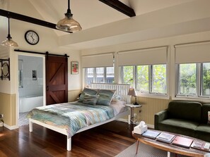 Chalet rustique luxueux, 1 grand lit, vue sur la montagne | Aire de séjour | Téléviseur de 32 po avec télévision numérique, lecteur de DVD