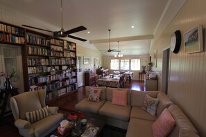 Library - Eumundi Gridley Homestead B&B (Eumundi)