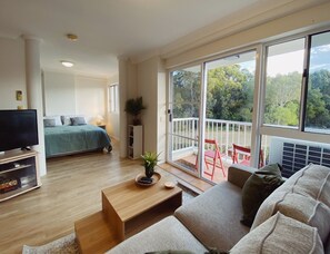 1-BR Deluxe Shoreline Apartment | Wohnbereich | 45-Zoll-Flachbildfernseher mit Kabelempfang, Fernseher, DVD-Player