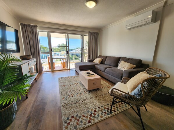 2-BR Deluxe Pearl Apartment | Wohnbereich | 45-Zoll-Flachbildfernseher mit Kabelempfang, Fernseher, DVD-Player