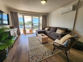 2-BR Deluxe Pearl Apartment | Zona de estar | Televisión de pantalla plana de 45 pulgadas con canales digitales