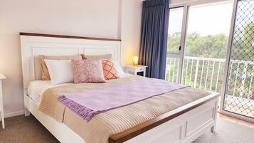 3-BR Deluxe Driftwood Apartment | Individuelt innredet, blendingsgardiner og strykejern/-brett