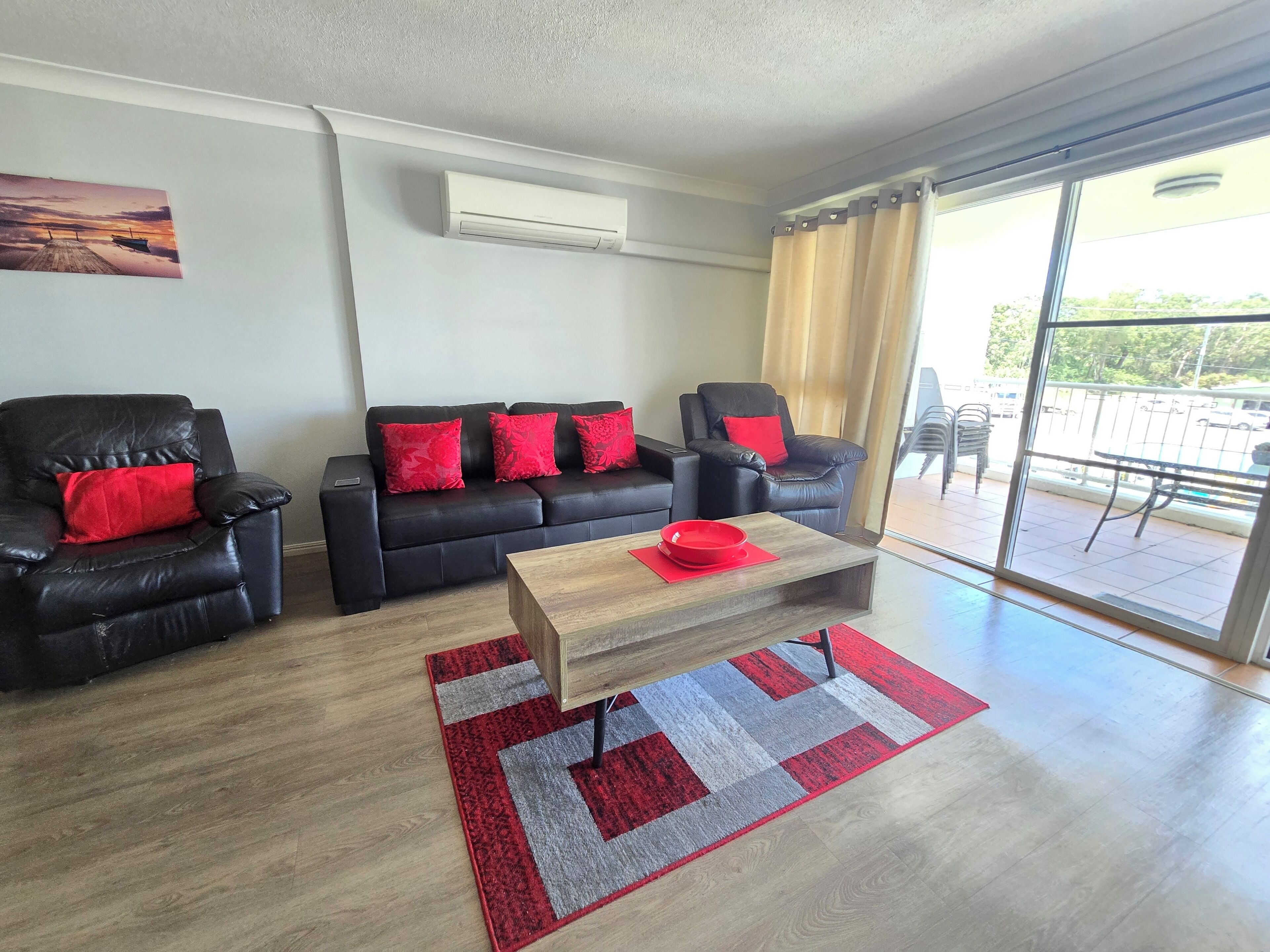 2-BR Deluxe Sand Apartment | Área de sala de estar | Televisión de pantalla plana de 45 pulgadas con canales por cable 