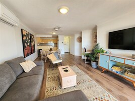 2-BR Deluxe Pearl Apartment | Zona de estar | Televisión de pantalla plana de 45 pulgadas con canales digitales