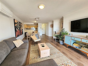 2-BR Deluxe Pearl Apartment | Aire de séjour | Téléviseur à écran plat de 45 po avec télévision par câble, téléviseur