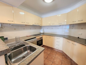 2-BR Deluxe Pearl Apartment | Private kitchen