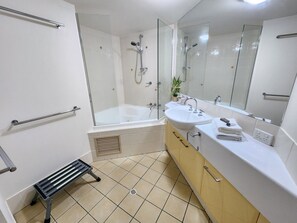 3-BR Deluxe Turtle Apartment | Bathroom - Fairways Golf & Beach Retreat (Woorim)