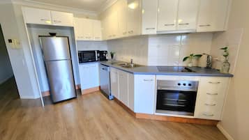 1-BR Deluxe Wave Apartment | Private kitchen | Full-sized fridge, microwave, oven, stovetop