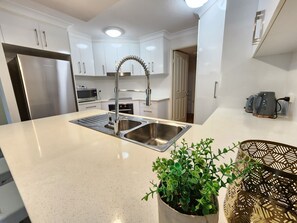 Departamento Deluxe, 3 habitaciones (Template) | Área de sala de estar | Televisión de pantalla plana de 45 pulgadas con canales por cable 