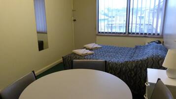 Tabla de planchar con plancha, wifi gratis, ropa de cama