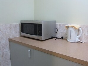 Fridge, microwave, coffee/tea maker, electric kettle - Grand Central Motel (Mount Gambier)