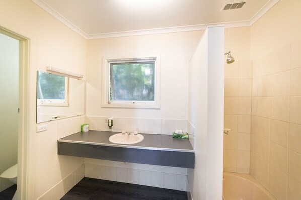 Amenidades de baño gratuitas, secadora de cabello, toallas