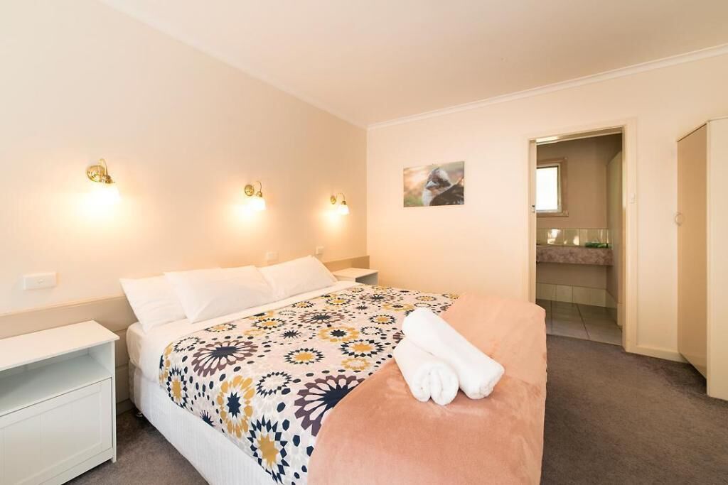 Escritorio, sistema de insonorización y tabla de planchar con plancha 