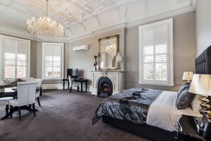 No. 10 - Premier Signature Suite  | Minibar, iron/ironing board, rollaway beds, free WiFi - Ballarat Premier Apartments (Ballarat)