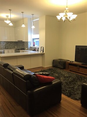 No. 11 - Three-Bedroom Apartment  | Living room | TV