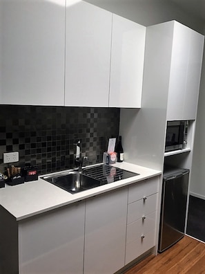 Departamento, 2 habitaciones | Cocina privada | Microondas y tetera eléctrica 