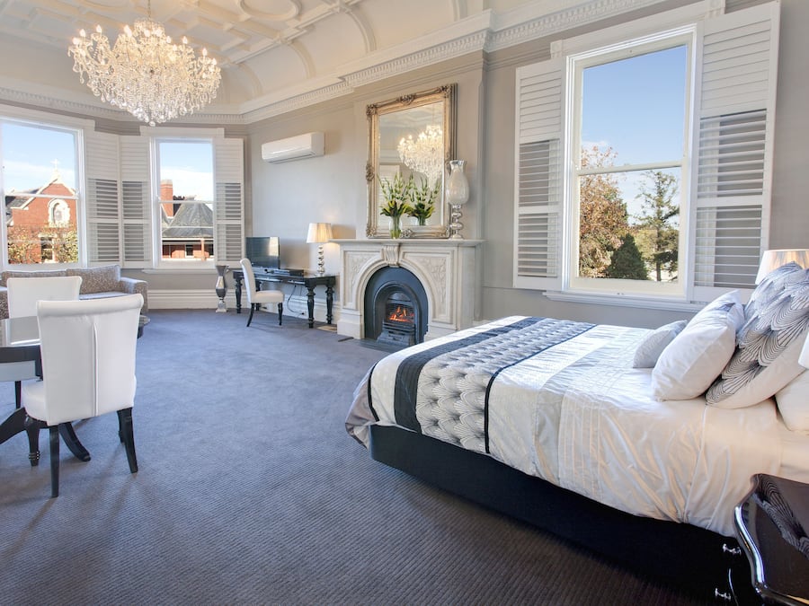 Minibar, tabla de planchar con plancha y camas plegables/adicionales