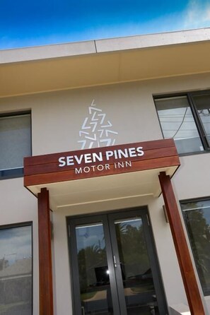 Front of property - Seven Pines Motor Inn (Mildura)