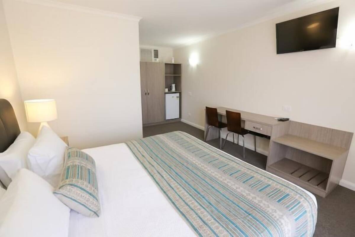 Premium bedding, desk, iron/ironing board, WiFi (free)