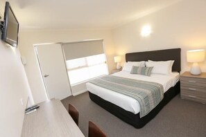 Premium bedding, desk, iron/ironing board, free WiFi - Seven Pines Motor Inn (Mildura)