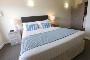 Premium bedding, desk, iron/ironing board, free WiFi - Seven Pines Motor Inn (Mildura)