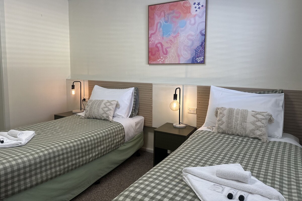 Standard Twin Room, Patio | Laptop workspace, WiFi (free), bed sheets