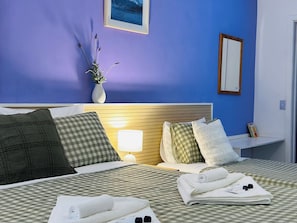 Habitación familiar, patio | Espacio para trabajar con un portátil, wifi gratis, ropa de cama