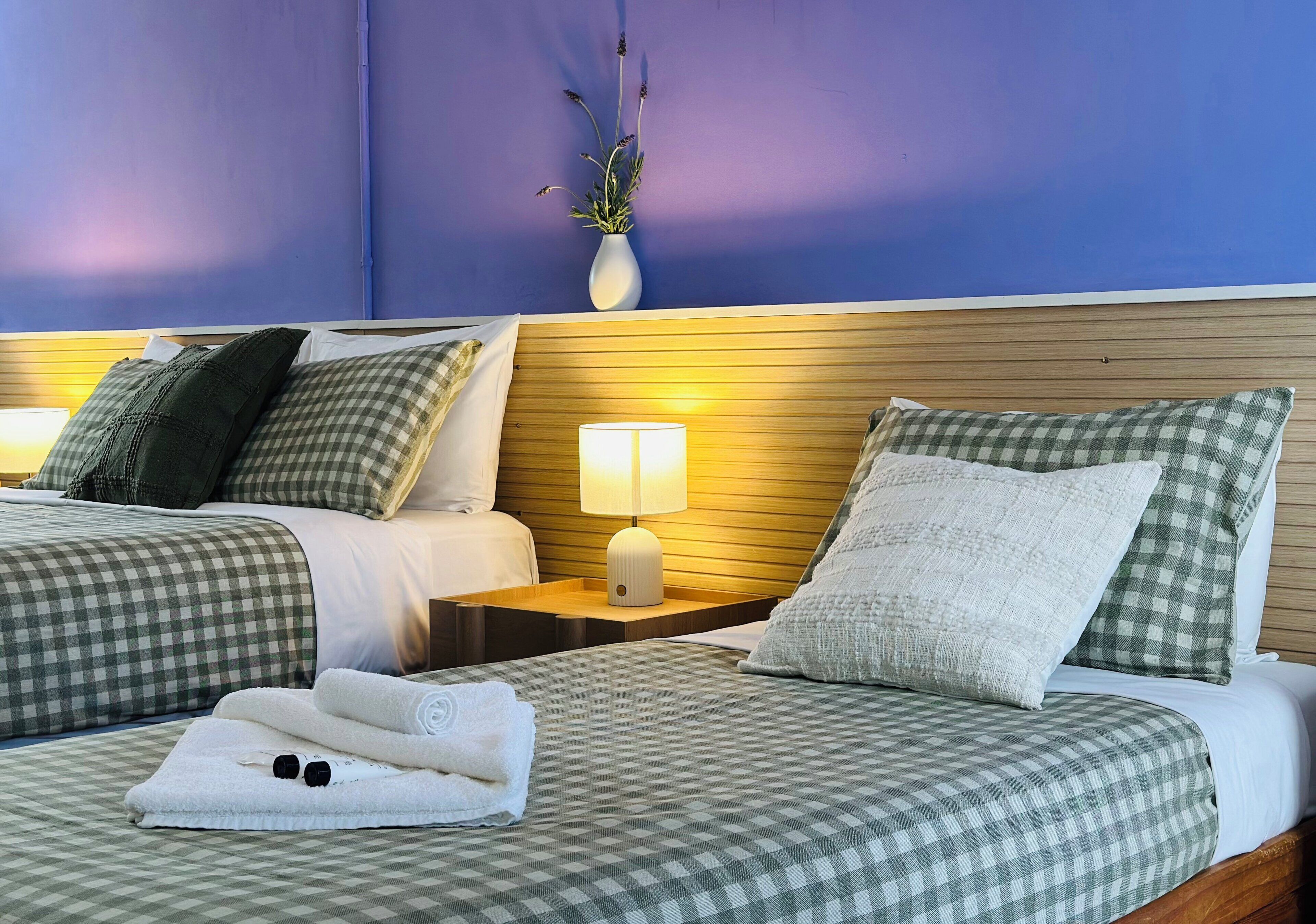 Habitación familiar, patio | Espacio para trabajar con laptop, wifi gratis y ropa de cama 