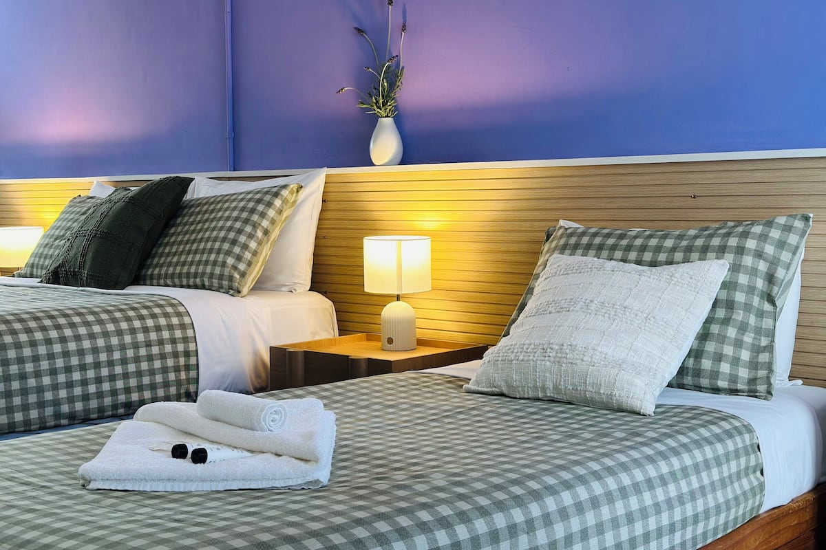 Habitación familiar, patio | Espacio para trabajar con un portátil, wifi gratis, ropa de cama