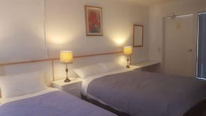 Family Room | Free WiFi, bed sheets - Clunes Motel (Clunes)
