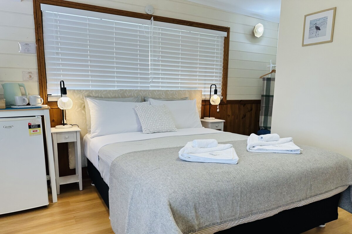 Superior Double Room, Pets Allowed | Laptop workspace, WiFi (free), bed sheets