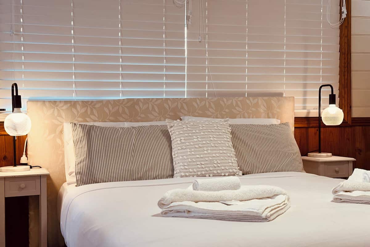 Habitación doble superior, patio | Espacio para trabajar con un portátil, wifi gratis, ropa de cama