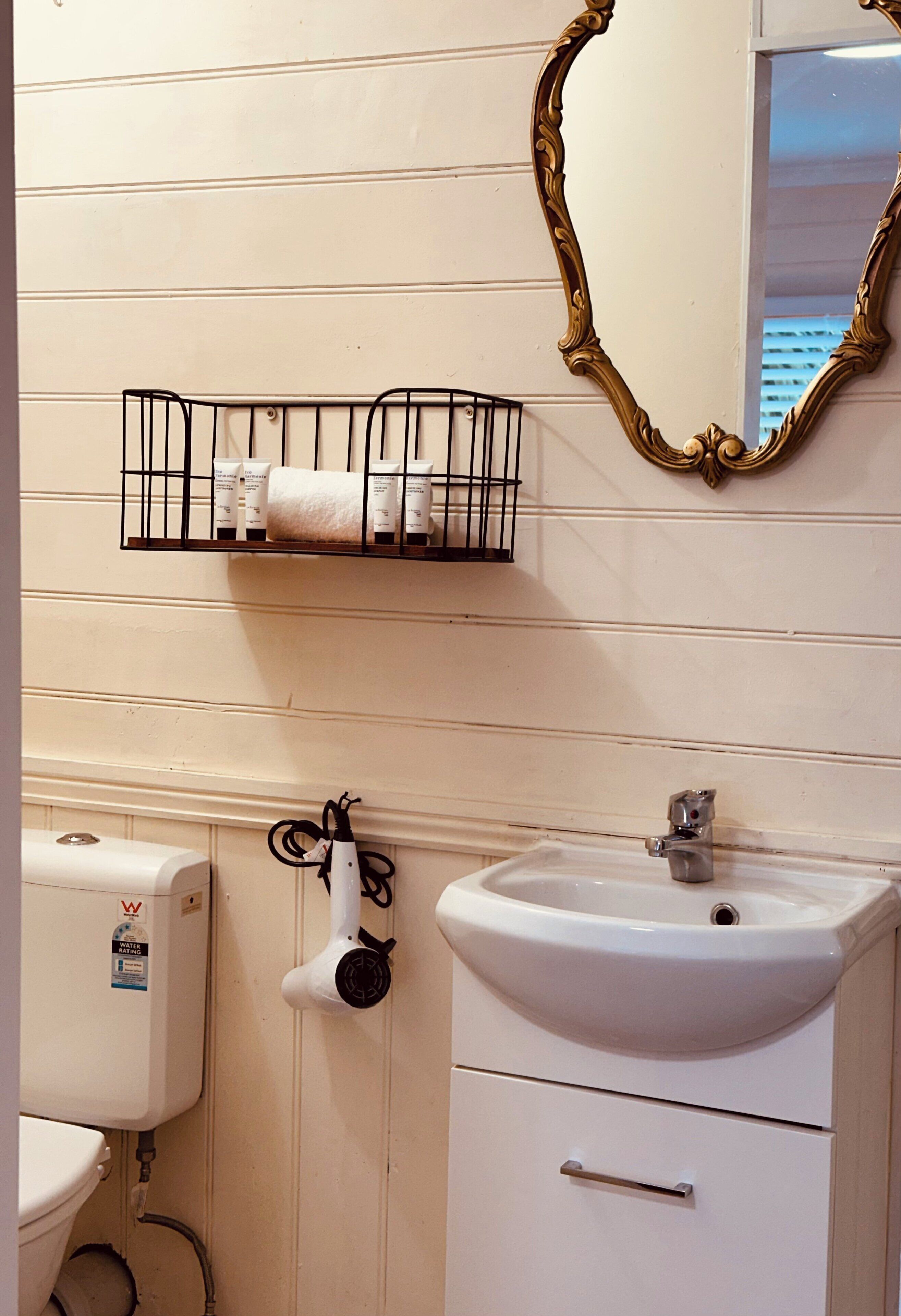 Habitación doble superior, patio | Baño | Regadera, regadera tipo lluvia, amenidades de baño gratuitas 