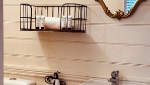 Superior Double Room, Pets Allowed | Bathroom | Shower, rainfall showerhead, free toiletries, hair dryer