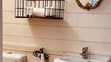 Habitación doble superior, patio | Baño | Regadera, regadera tipo lluvia, amenidades de baño gratuitas
