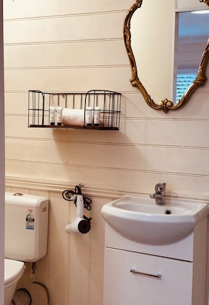 Habitación doble superior, patio | Baño | Ducha y cabezal de ducha tipo lluvia
