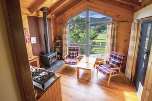 Casa rural estàndard, 1 dormitori, cuina (Daisy Cottage) | Sala d'estar | Televisor de 32 polzades amb canals per cable i llar de foc