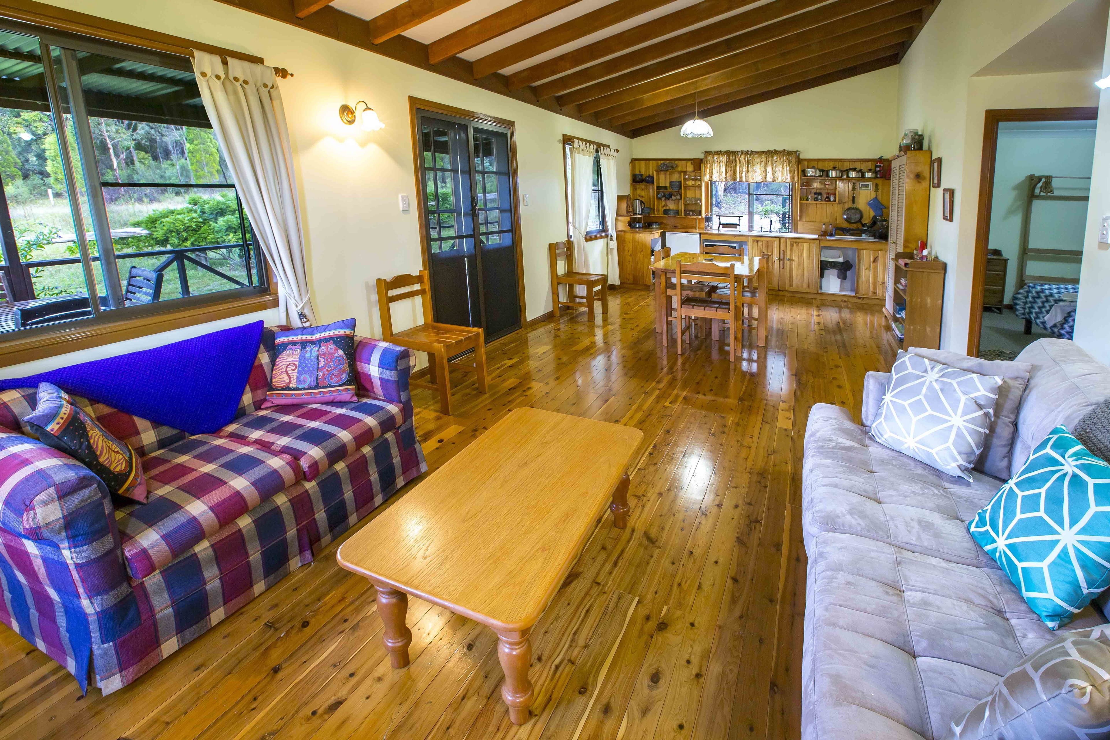 Télévision de 32 pouces avec chaînes par câble, cheminée, lecteur de DVD